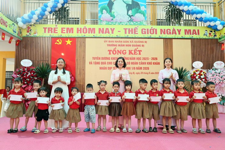 Trường Mầm non Quảng Bị tổng kết năm học 2025-2026 và tặng quà cho học sinh có hoàn cảnh khó khăn nhân dịp Quốc tế Thiếu nhi 1/6- Ảnh 7.