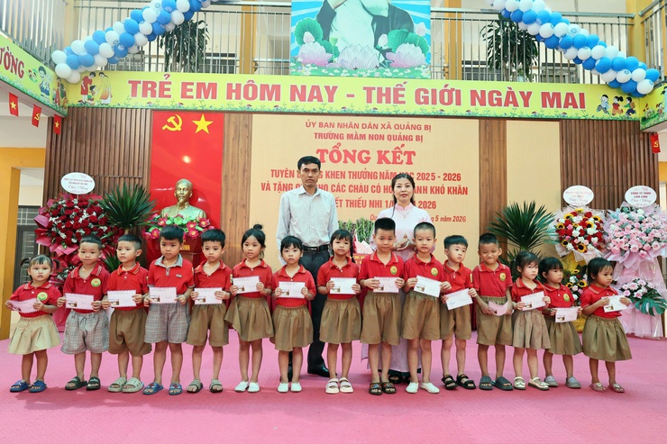 Trường Mầm non Quảng Bị tổng kết năm học 2025-2026 và tặng quà cho học sinh có hoàn cảnh khó khăn nhân dịp Quốc tế Thiếu nhi 1/6- Ảnh 8.