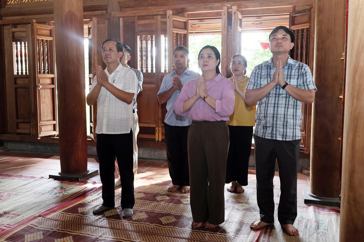 Đồng chí Lê Thị Chính - Ủy viên Ban thường vụ Đảng ủy, Chủ tịch Ủy ban MTTQ Việt Nam xã Quảng Bị chúc mừng Đại lễ Phật đản Phật lịch 2570- Ảnh 1.