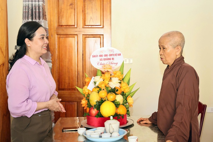 Đồng chí Lê Thị Chính - Ủy viên Ban thường vụ Đảng ủy, Chủ tịch Ủy ban MTTQ Việt Nam xã Quảng Bị chúc mừng Đại lễ Phật đản Phật lịch 2570- Ảnh 2.
