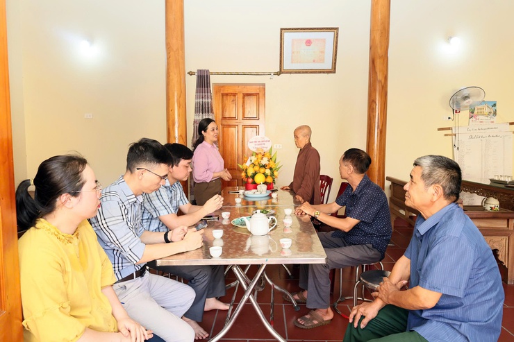 Đồng chí Lê Thị Chính - Ủy viên Ban thường vụ Đảng ủy, Chủ tịch Ủy ban MTTQ Việt Nam xã Quảng Bị chúc mừng Đại lễ Phật đản Phật lịch 2570- Ảnh 3.