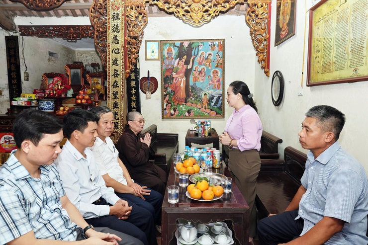 Đồng chí Lê Thị Chính - Ủy viên Ban thường vụ Đảng ủy, Chủ tịch Ủy ban MTTQ Việt Nam xã Quảng Bị chúc mừng Đại lễ Phật đản Phật lịch 2570- Ảnh 4.