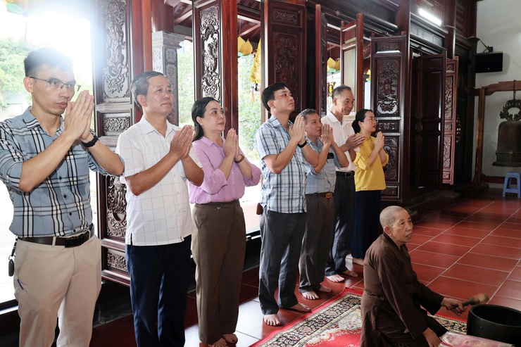 Đồng chí Lê Thị Chính - Ủy viên Ban thường vụ Đảng ủy, Chủ tịch Ủy ban MTTQ Việt Nam xã Quảng Bị chúc mừng Đại lễ Phật đản Phật lịch 2570- Ảnh 5.
