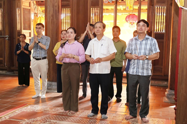 Đồng chí Lê Thị Chính - Ủy viên Ban thường vụ Đảng ủy, Chủ tịch Ủy ban MTTQ Việt Nam xã Quảng Bị chúc mừng Đại lễ Phật đản Phật lịch 2570- Ảnh 6.