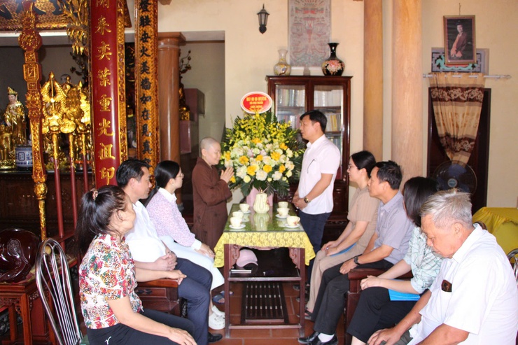 Đoàn số 03 xã Phú Nghĩa thăm, tặng quà các cơ sở Phật giáo nhân dịp Đại lễ Phật đản 2026- Ảnh 1.