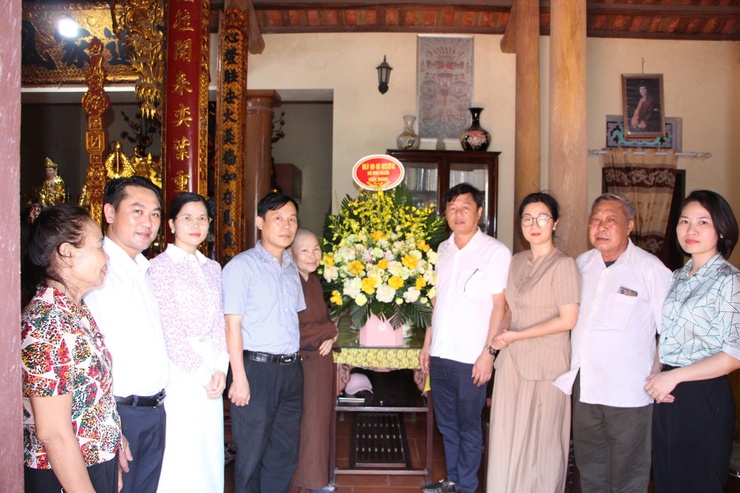Đoàn số 03 xã Phú Nghĩa thăm, tặng quà các cơ sở Phật giáo nhân dịp Đại lễ Phật đản 2026- Ảnh 2.