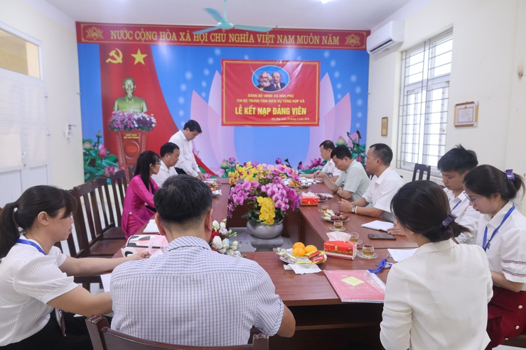 Chi bộ Trung tâm Dịch vụ tổng hợp xã Hòa Phú long trọng tổ chức Lễ kết nạp đảng viên- Ảnh 1.