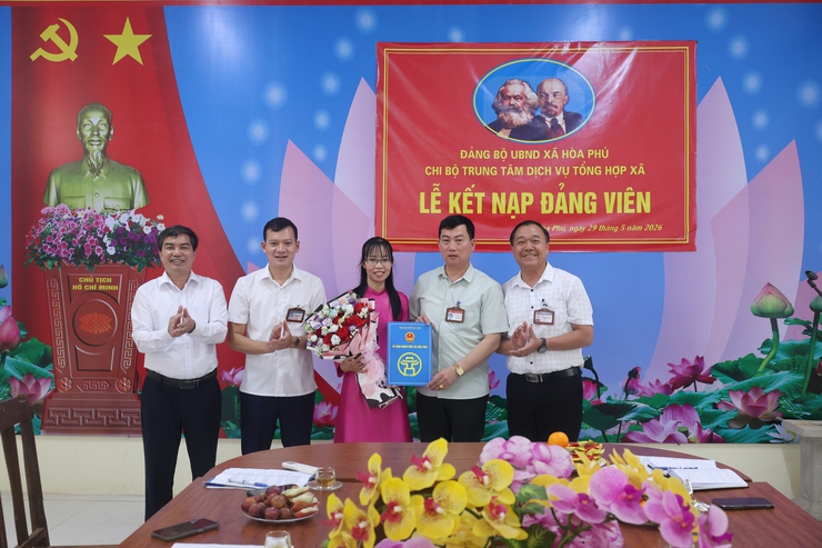 Chi bộ Trung tâm Dịch vụ tổng hợp xã Hòa Phú long trọng tổ chức Lễ kết nạp đảng viên- Ảnh 4.