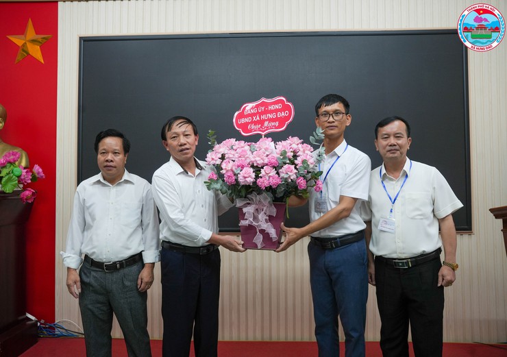 LÃNH ĐẠO XÃ HƯNG ĐẠO THĂM, CHÚC MỪNG CÁC ĐIỂM TỔ CHỨC KỲ THI TUYỂN SINH VÀO LỚP 10 THPT NĂM HỌC 2026 - 2027- Ảnh 1.