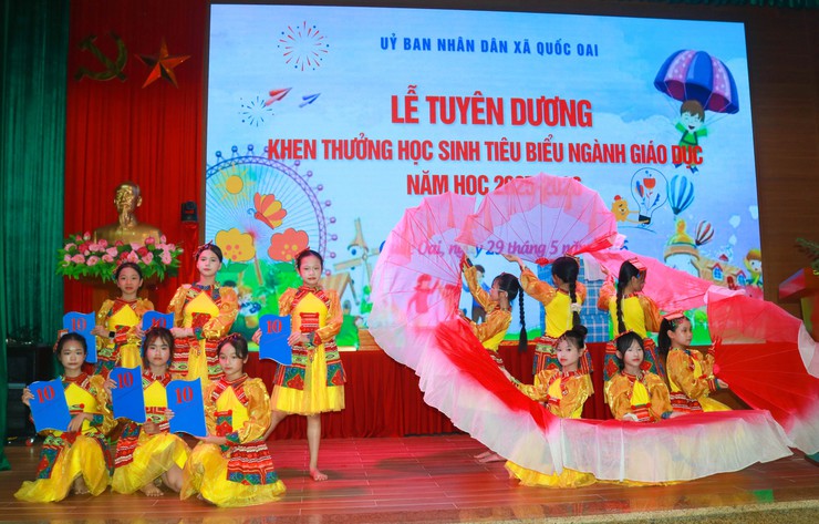 Quốc Oai tuyên dương, khen thưởng cho 45 tập thể, học sinh tiêu biểu năm học 2025-2026- Ảnh 13.