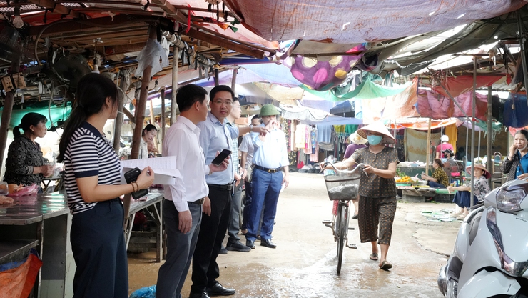 Ban  Kinh tế - Ngân sách phường Yên Nghĩa khảo sát công tác giải quyết điểm nghẽn trật tự đô thị trên địa bàn phường- Ảnh 1.