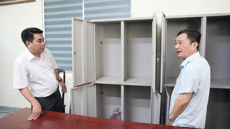 Đồng chí Phó Chủ tịch Thường trực UBND xã kiểm tra công tác tổ chức kỳ thi vào lớp 10 trên địa bàn xã - Ảnh 1.