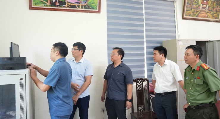 Đồng chí Phó Chủ tịch Thường trực UBND xã kiểm tra công tác tổ chức kỳ thi vào lớp 10 trên địa bàn xã - Ảnh 2.