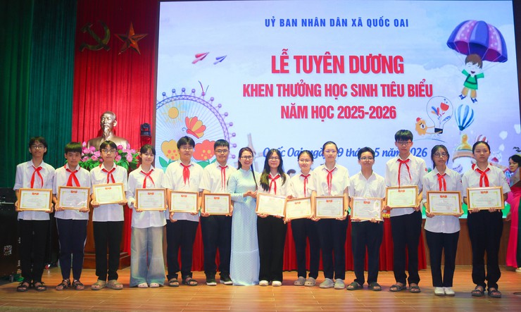 Quốc Oai tuyên dương, khen thưởng cho 45 tập thể, học sinh tiêu biểu năm học 2025-2026- Ảnh 6.
