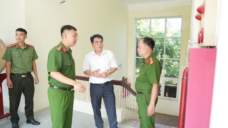Đồng chí Phó Chủ tịch Thường trực UBND xã kiểm tra công tác tổ chức kỳ thi vào lớp 10 trên địa bàn xã - Ảnh 3.