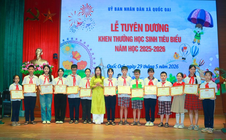 Quốc Oai tuyên dương, khen thưởng cho 45 tập thể, học sinh tiêu biểu năm học 2025-2026- Ảnh 7.