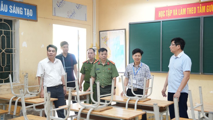 Đồng chí Phó Chủ tịch Thường trực UBND xã kiểm tra công tác tổ chức kỳ thi vào lớp 10 trên địa bàn xã - Ảnh 4.