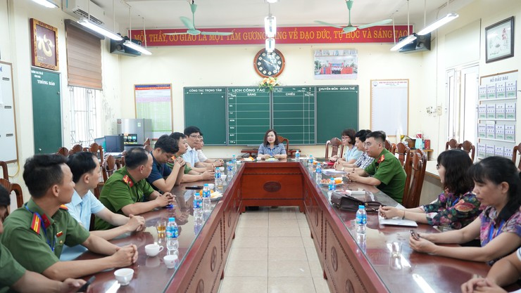 Đồng chí Phó Chủ tịch Thường trực UBND xã kiểm tra công tác tổ chức kỳ thi vào lớp 10 trên địa bàn xã - Ảnh 5.