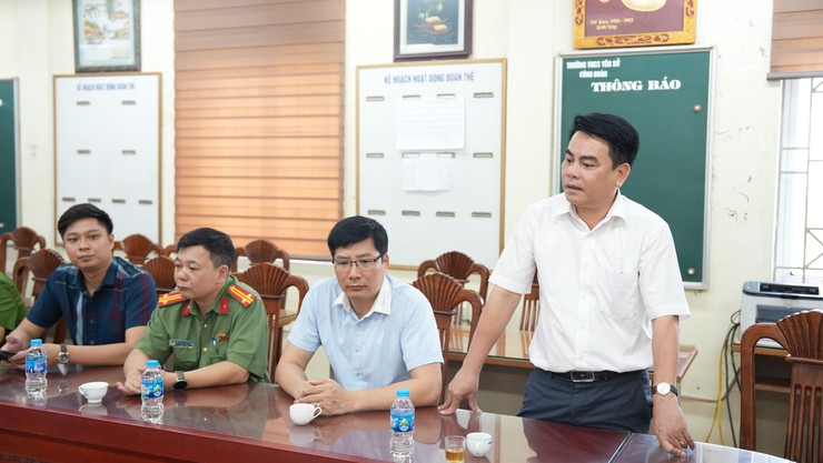 Đồng chí Phó Chủ tịch Thường trực UBND xã kiểm tra công tác tổ chức kỳ thi vào lớp 10 trên địa bàn xã - Ảnh 6.