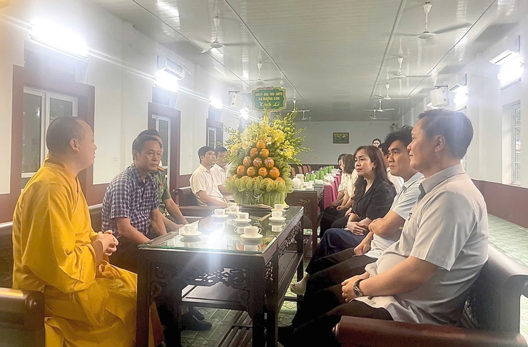 Các đồng chí lãnh đạo xã Hương Sơn thăm, chúc mừng Đại lễ Phật đản Phật lịch 2570 tại chùa Quán Âm- Ảnh 3.