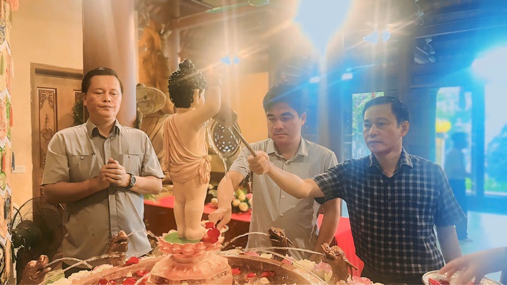 Các đồng chí lãnh đạo xã Hương Sơn thăm, chúc mừng Đại lễ Phật đản Phật lịch 2570 tại chùa Quán Âm- Ảnh 2.