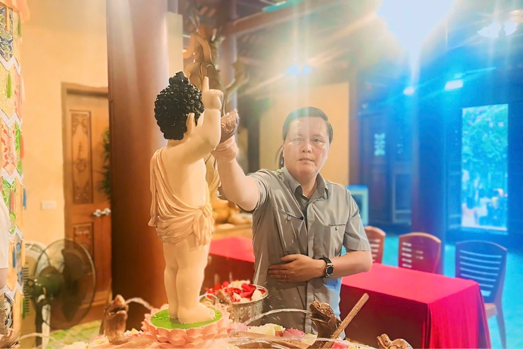 Các đồng chí lãnh đạo xã Hương Sơn thăm, chúc mừng Đại lễ Phật đản Phật lịch 2570 tại chùa Quán Âm- Ảnh 1.