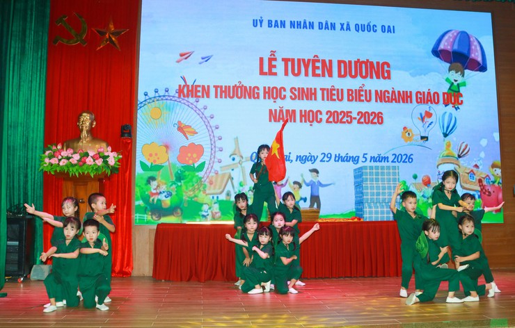 Quốc Oai tuyên dương, khen thưởng cho 45 tập thể, học sinh tiêu biểu năm học 2025-2026- Ảnh 14.