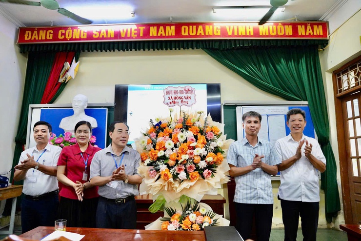 Lãnh đạo xã Hồng Vân tặng hoa và động viên các điểm thi kì thi tuyển sinh vào lớp 10 thpt năm học 2026 - 2027- Ảnh 1.