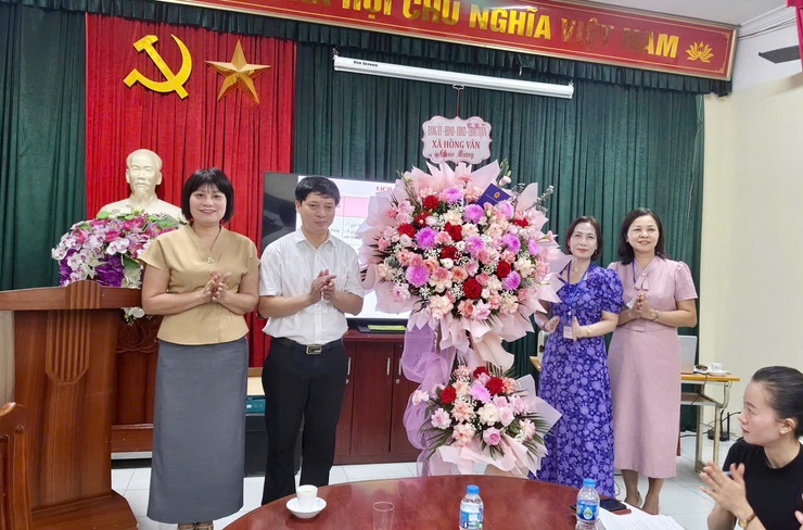 Lãnh đạo xã Hồng Vân tặng hoa và động viên các điểm thi kì thi tuyển sinh vào lớp 10 thpt năm học 2026 - 2027- Ảnh 2.
