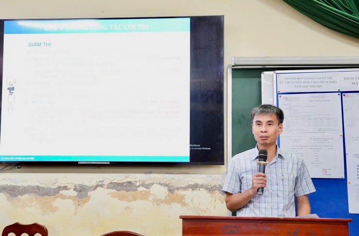 Lãnh đạo xã Hồng Vân tặng hoa và động viên các điểm thi kì thi tuyển sinh vào lớp 10 thpt năm học 2026 - 2027- Ảnh 3.