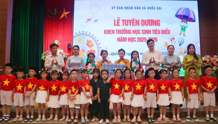 Quốc Oai tuyên dương, khen thưởng cho 45 tập thể, học sinh tiêu biểu năm học 2025-2026- Ảnh 16.