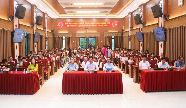 Quốc Oai tuyên dương, khen thưởng cho 45 tập thể, học sinh tiêu biểu năm học 2025-2026- Ảnh 1.