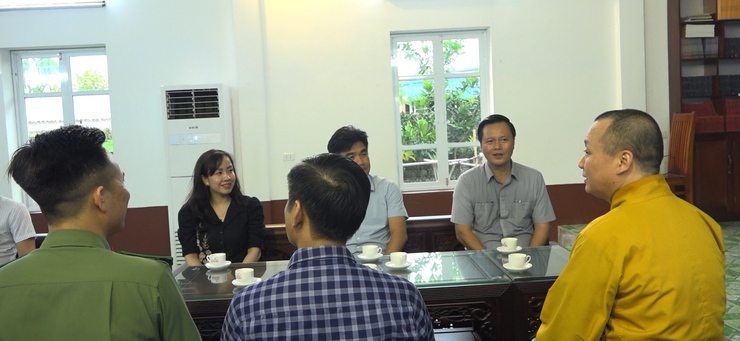 Các đồng chí lãnh đạo xã Hương Sơn thăm, chúc mừng Đại lễ Phật đản Phật lịch 2570 tại chùa Quán Âm- Ảnh 4.