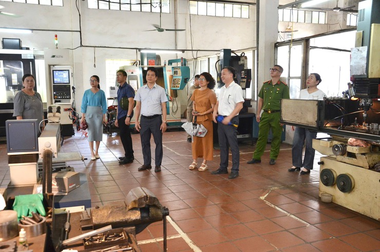Phường Tùng Thiện tăng cường kiểm tra công tác an toàn vệ sinh lao động, phòng chống cháy nổ tại doanh nghiệp- Ảnh 1.