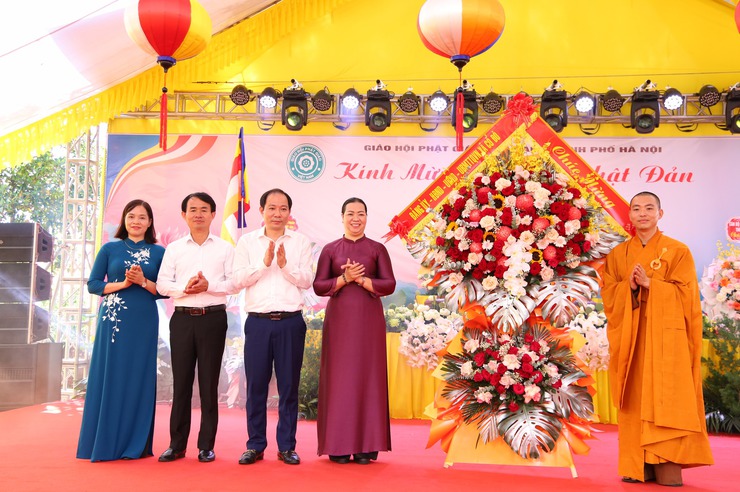 CÁC ĐỒNG CHÍ LÃNH ĐẠO XÃ CỔ ĐÔ DỰ ĐẠI LỄ PHẬT ĐẢN PHẬT LỊCH 2570 - DƯƠNG LỊCH 2026- Ảnh 1.