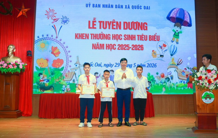 Quốc Oai tuyên dương, khen thưởng cho 45 tập thể, học sinh tiêu biểu năm học 2025-2026- Ảnh 4.