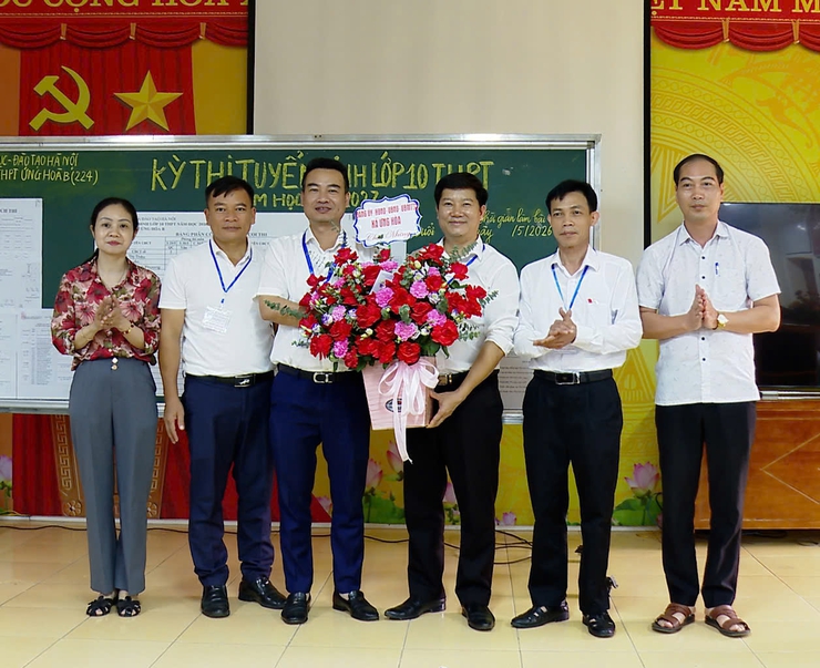 Lãnh đạo UBND xã Ứng Hòa thăm, động viên Hội đồng coi thi tuyển sinh lớp 10 THPT năm học 2026 – 2027- Ảnh 2.