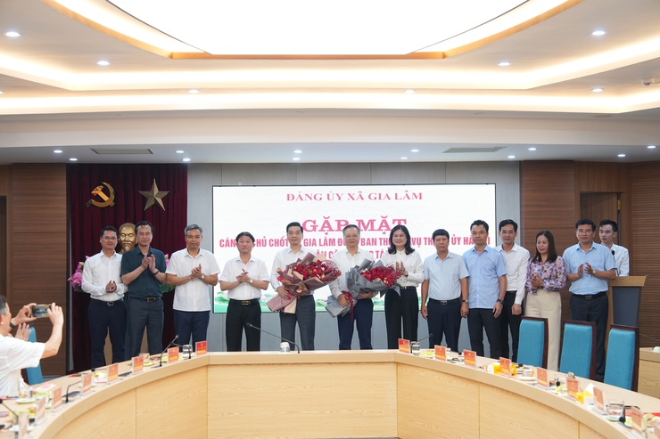 Xã Gia Lâm tổ chức hội nghị thông báo quyết định về công tác cán bộ và gặp mặt cán bộ chủ chốt nhận nhiệm vụ mới- Ảnh 10.
