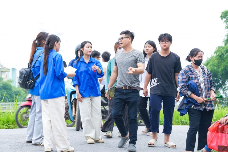 Thí sinh tại điểm thi Trường THPT Lý Tử Tấn làm thủ tục dự thi vào lớp 10 THPT công lập- Ảnh 1.