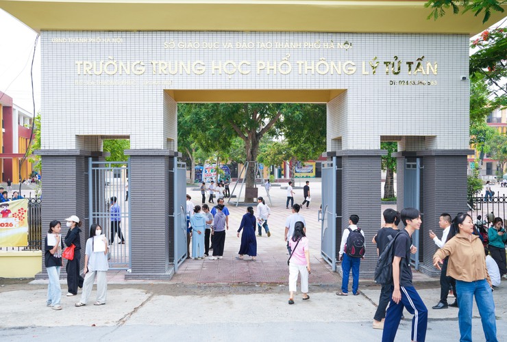 Thí sinh tại điểm thi Trường THPT Lý Tử Tấn làm thủ tục dự thi vào lớp 10 THPT công lập- Ảnh 2.