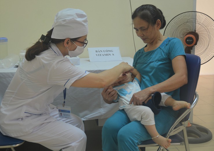 Hãy cho trẻ trong độ tuổi đi uống Vitamin A liều cao và thực hiện chăm sóc dinh dưỡng đúng cách để góp phần nâng cao tầm vóc, trí tuệ và sức khỏe cho trẻ- Ảnh 1.