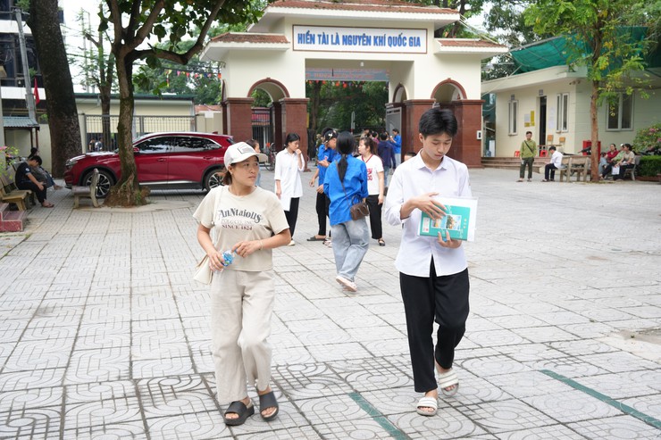 HƠN 1.000 THÍ SINH THANH OAI TỰ TIN LÀM THỦ TỤC, SẴN SÀNG BƯỚC VÀO "VŨ MÔN"- Ảnh 5.