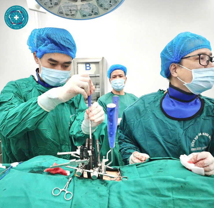 Mổ bắt vít cột sống qua da: Giải pháp hiện đại cho người đau lưng kéo dài- Ảnh 1.