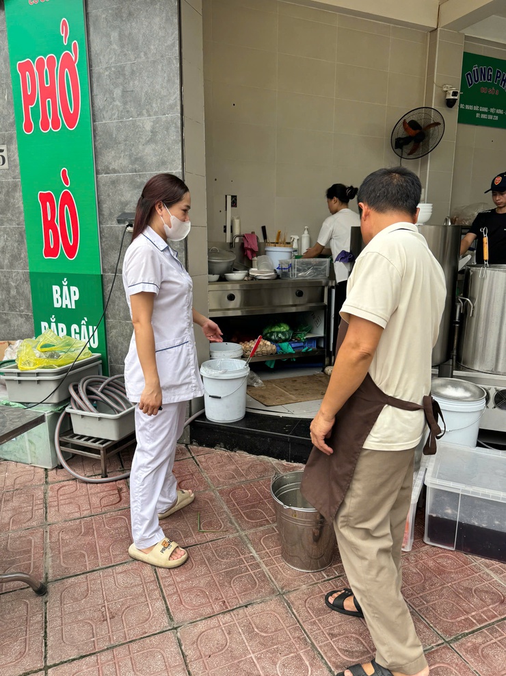 Phường Việt Hưng tăng cường rà soát điều kiện an toàn thực phẩm của cơ sở kinh doanh dịch vụ ăn uống xung quanh điểm thi vào lớp 10 Trung học phổ thông- Ảnh 1.