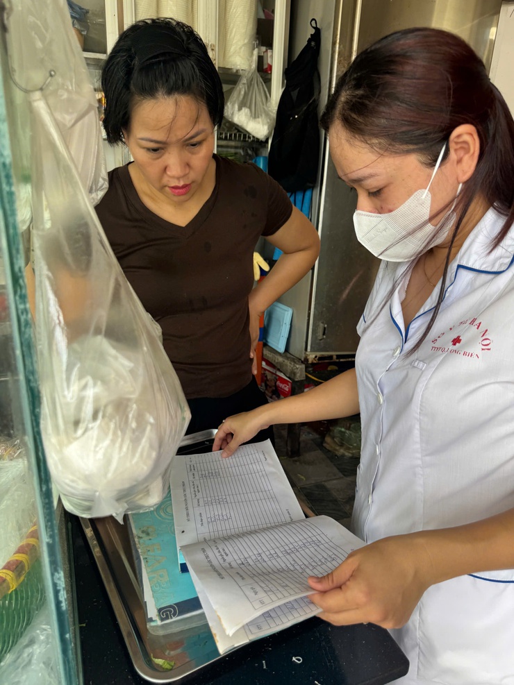 Phường Việt Hưng tăng cường rà soát điều kiện an toàn thực phẩm của cơ sở kinh doanh dịch vụ ăn uống xung quanh điểm thi vào lớp 10 Trung học phổ thông- Ảnh 2.