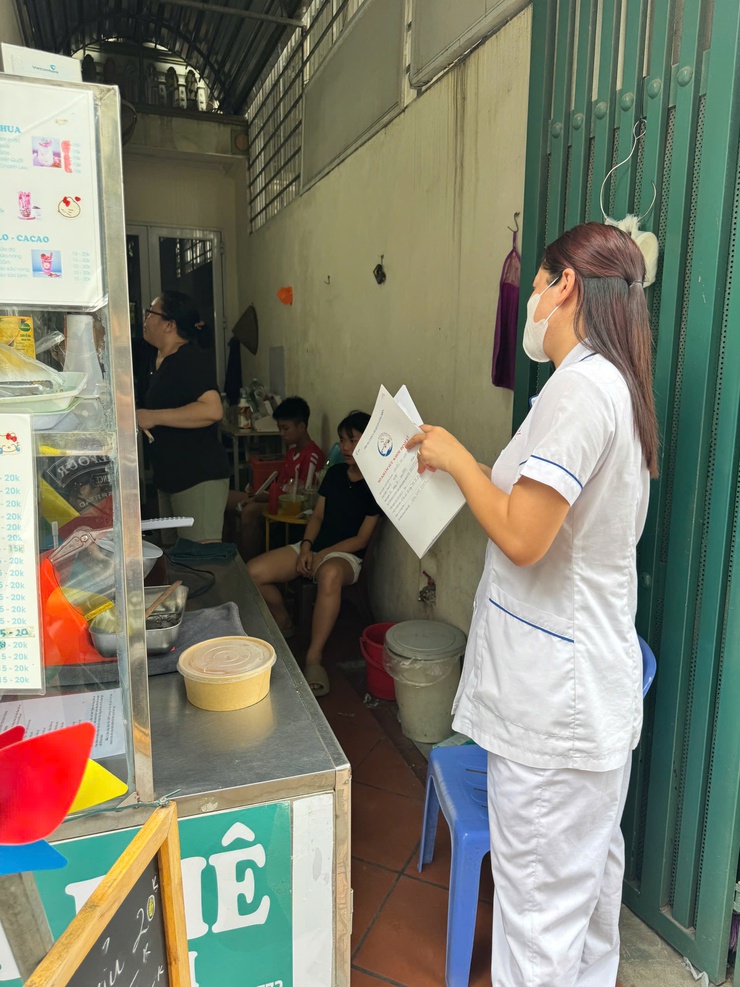 Phường Việt Hưng tăng cường rà soát điều kiện an toàn thực phẩm của cơ sở kinh doanh dịch vụ ăn uống xung quanh điểm thi vào lớp 10 Trung học phổ thông- Ảnh 3.