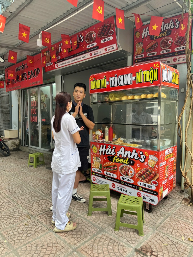 Phường Việt Hưng tăng cường rà soát điều kiện an toàn thực phẩm của cơ sở kinh doanh dịch vụ ăn uống xung quanh điểm thi vào lớp 10 Trung học phổ thông- Ảnh 4.