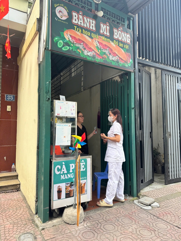 Phường Việt Hưng tăng cường rà soát điều kiện an toàn thực phẩm của cơ sở kinh doanh dịch vụ ăn uống xung quanh điểm thi vào lớp 10 Trung học phổ thông- Ảnh 5.