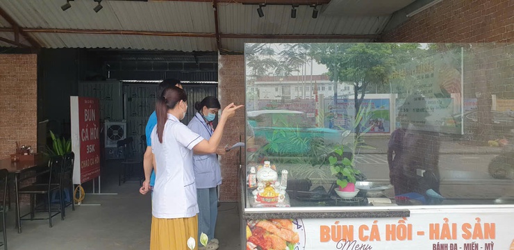 Phường Việt Hưng tăng cường rà soát điều kiện an toàn thực phẩm của cơ sở kinh doanh dịch vụ ăn uống xung quanh điểm thi vào lớp 10 Trung học phổ thông- Ảnh 6.