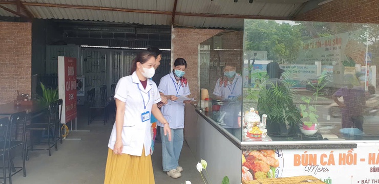 Phường Việt Hưng tăng cường rà soát điều kiện an toàn thực phẩm của cơ sở kinh doanh dịch vụ ăn uống xung quanh điểm thi vào lớp 10 Trung học phổ thông- Ảnh 7.